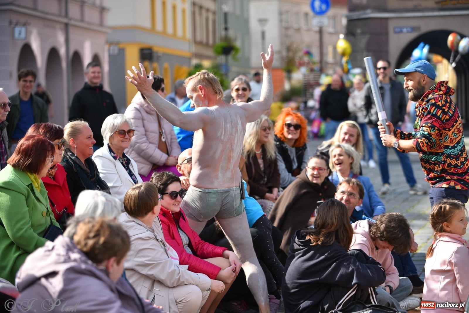 Zdjęcie w galerii na portalu naszraciborz.pl: Pozor, už nemôžem - spektakl na raciborskim Rynku [FOTO i WIDEO] wiadomości z regionu