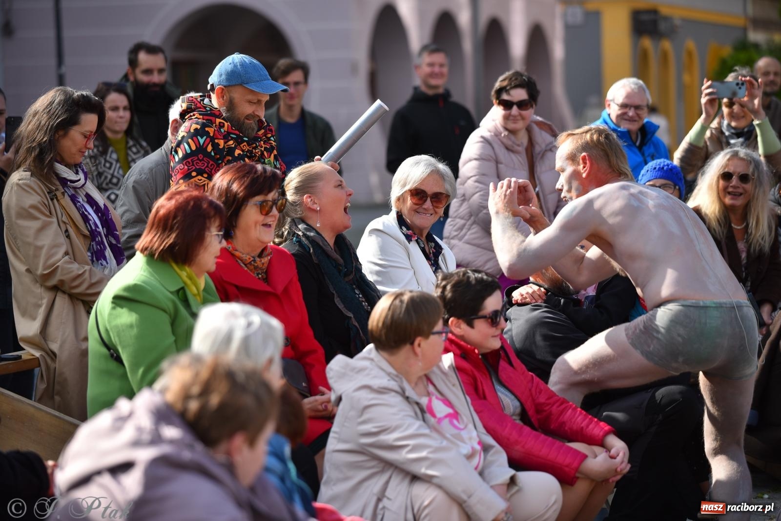 Zdjęcie w galerii na portalu naszraciborz.pl: Pozor, už nemôžem - spektakl na raciborskim Rynku [FOTO i WIDEO] wiadomości z regionu
