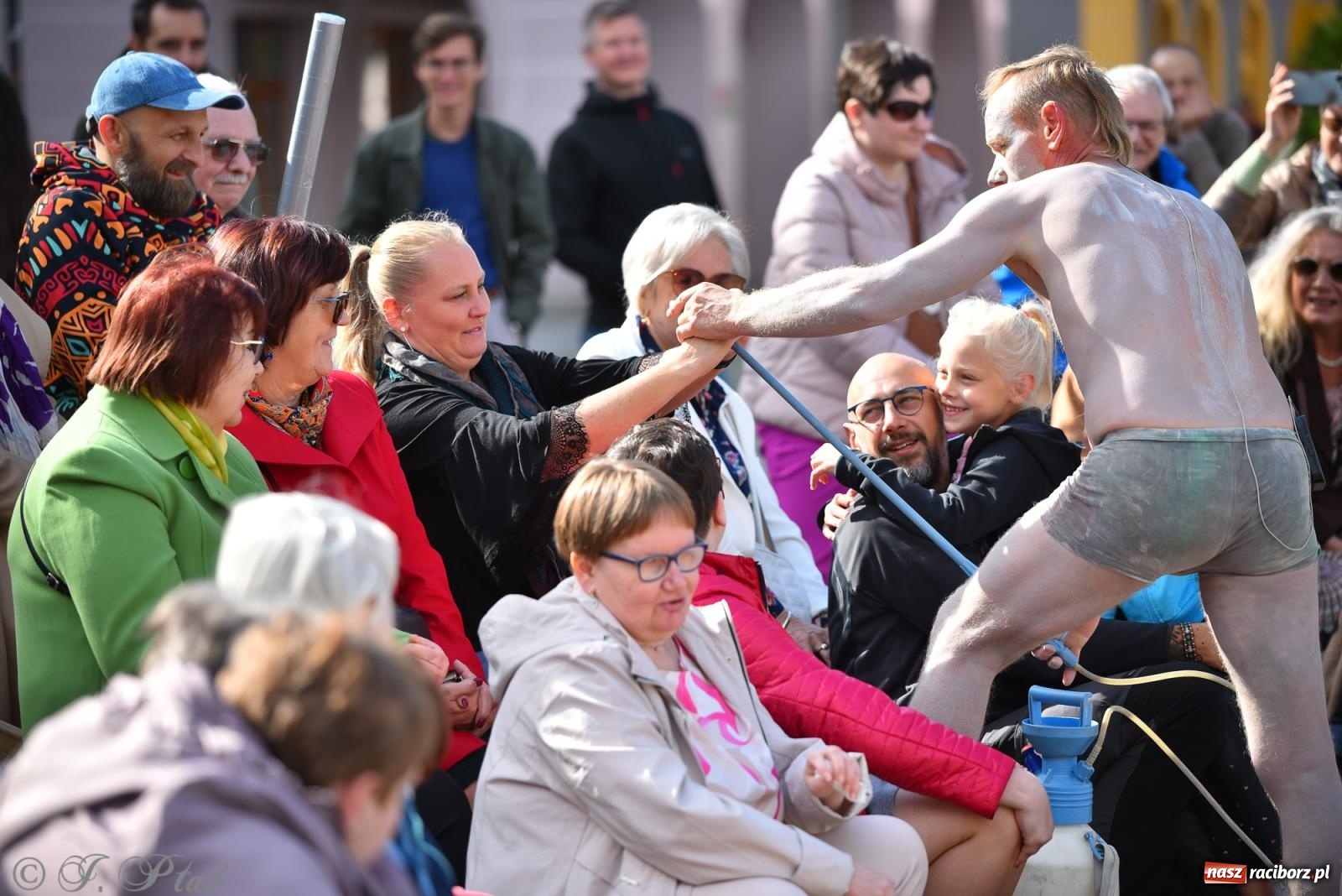 Zdjęcie w galerii na portalu naszraciborz.pl: Pozor, už nemôžem - spektakl na raciborskim Rynku [FOTO i WIDEO] wiadomości z regionu