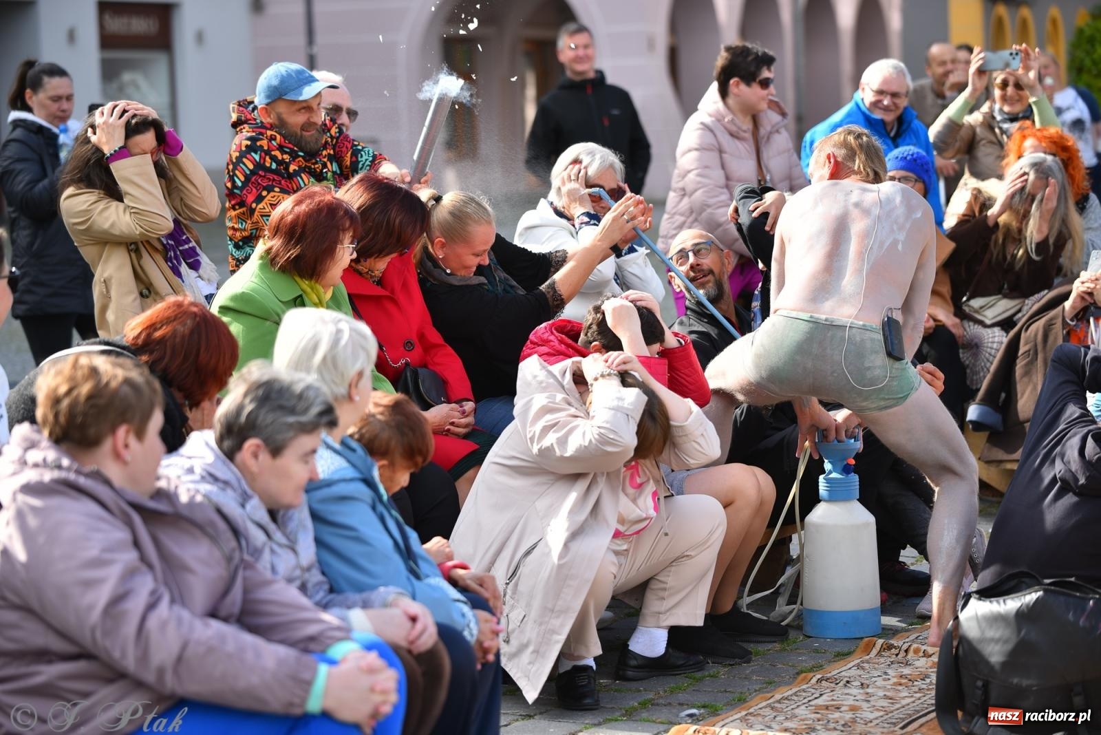 Zdjęcie w galerii na portalu naszraciborz.pl: Pozor, už nemôžem - spektakl na raciborskim Rynku [FOTO i WIDEO] wiadomości z regionu