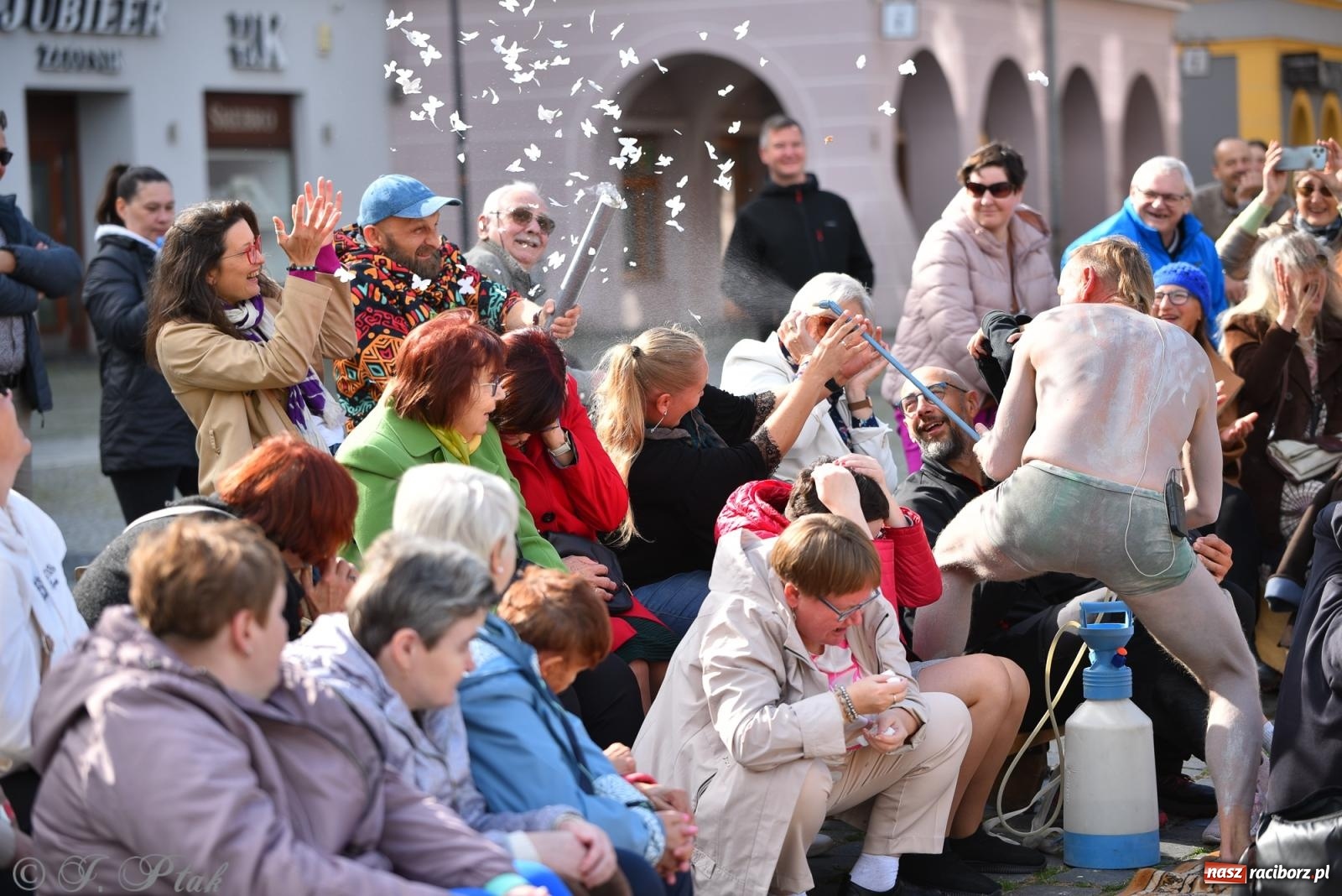 Zdjęcie w galerii na portalu naszraciborz.pl: Pozor, už nemôžem - spektakl na raciborskim Rynku [FOTO i WIDEO] wiadomości z regionu