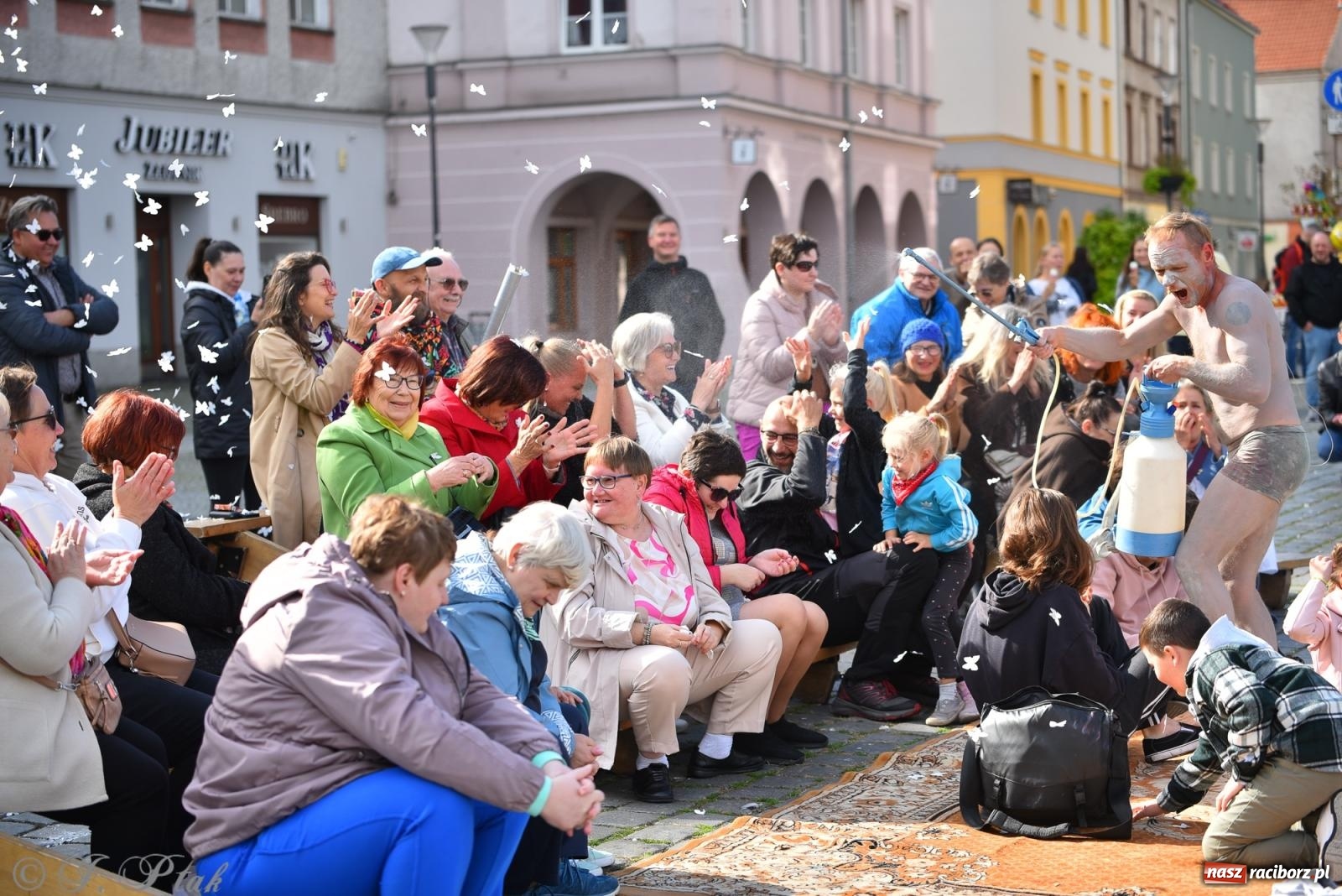 Zdjęcie w galerii na portalu naszraciborz.pl: Pozor, už nemôžem - spektakl na raciborskim Rynku [FOTO i WIDEO] wiadomości z regionu