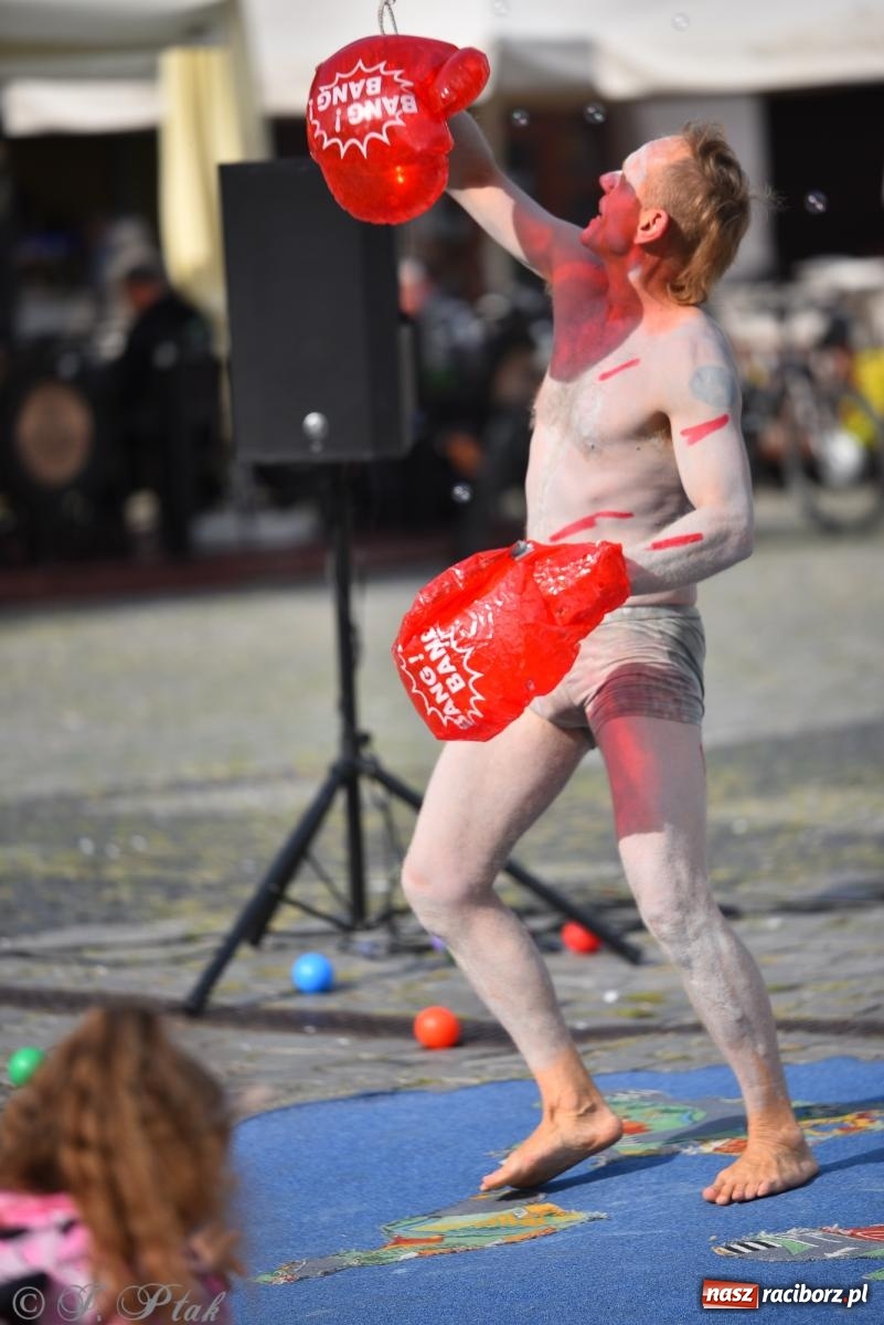 Zdjęcie w galerii na portalu naszraciborz.pl: Pozor, už nemôžem - spektakl na raciborskim Rynku [FOTO i WIDEO] wiadomości z regionu