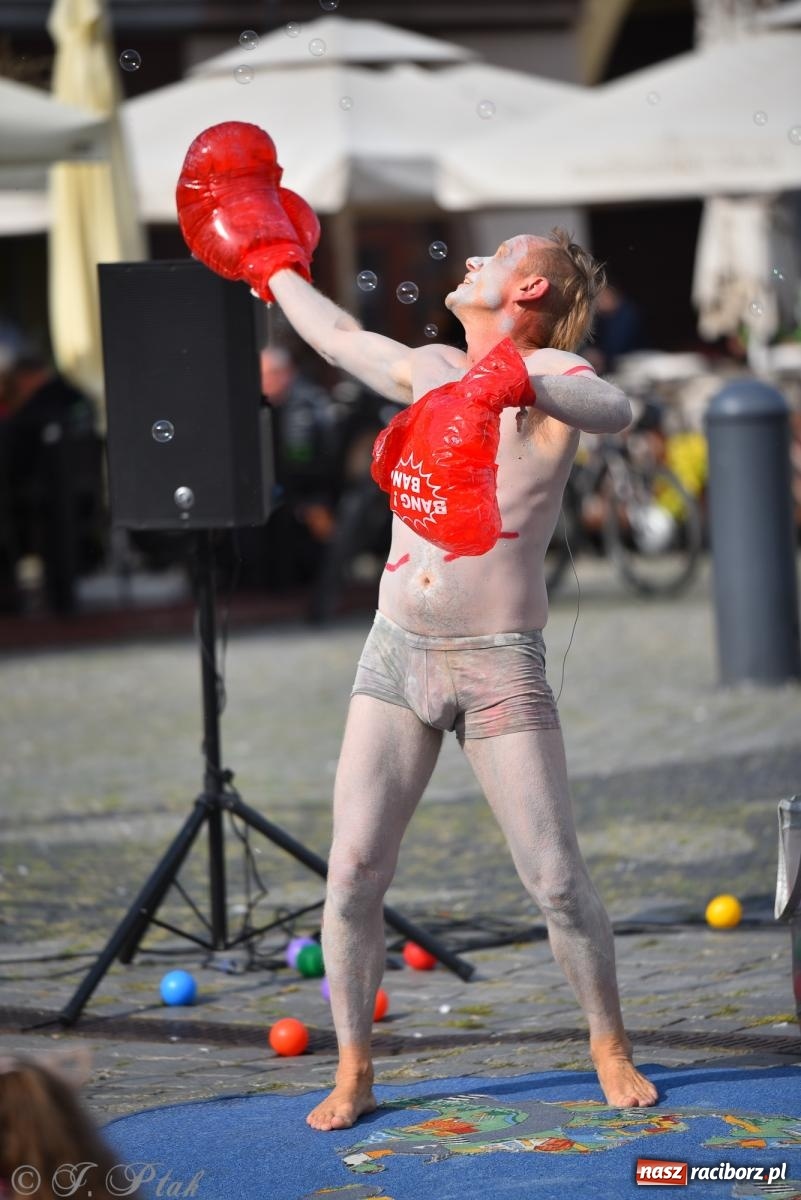 Zdjęcie w galerii na portalu naszraciborz.pl: Pozor, už nemôžem - spektakl na raciborskim Rynku [FOTO i WIDEO] wiadomości z regionu