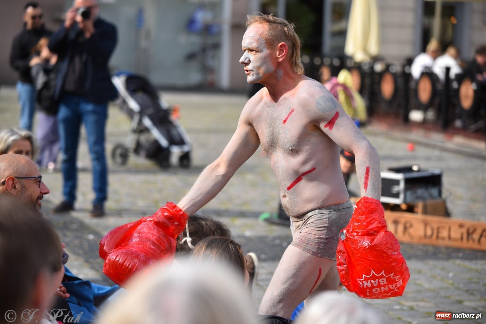 Zdjęcie w galerii na portalu naszraciborz.pl: Pozor, už nemôžem - spektakl na raciborskim Rynku [FOTO i WIDEO] wiadomości z regionu
