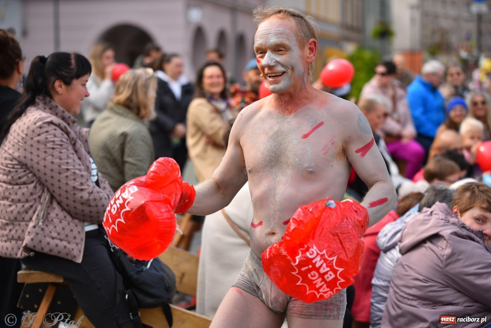 Zdjęcie w galerii na portalu naszraciborz.pl: Pozor, už nemôžem - spektakl na raciborskim Rynku [FOTO i WIDEO] wiadomości z regionu