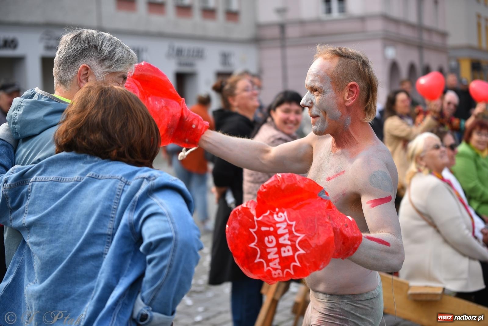 Zdjęcie w galerii na portalu naszraciborz.pl: Pozor, už nemôžem - spektakl na raciborskim Rynku [FOTO i WIDEO] wiadomości z regionu
