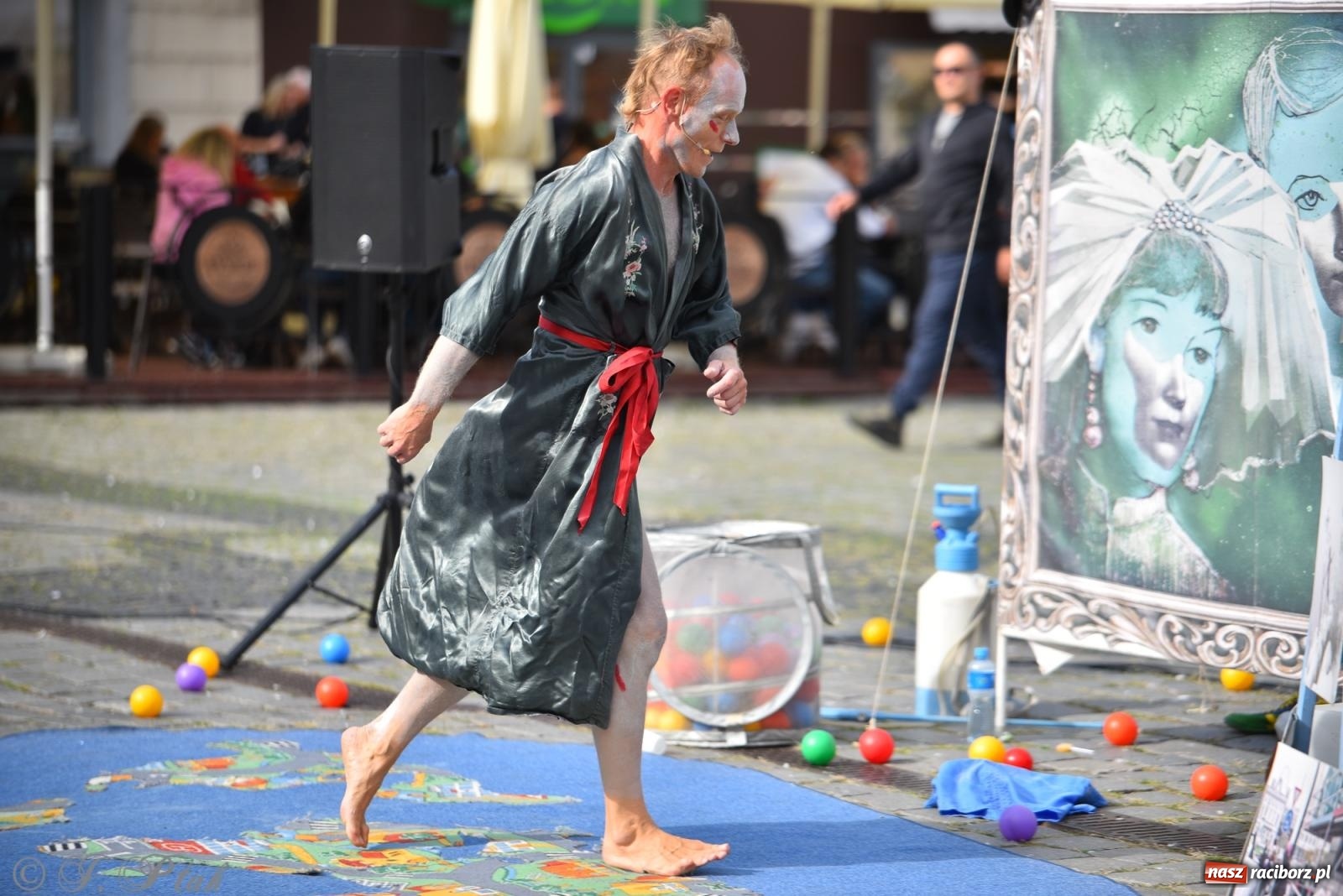 Zdjęcie w galerii na portalu naszraciborz.pl: Pozor, už nemôžem - spektakl na raciborskim Rynku [FOTO i WIDEO] wiadomości z regionu