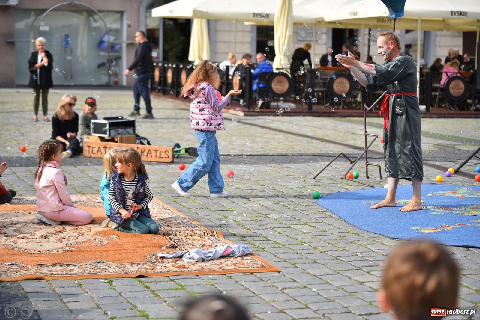 Zdjęcie w galerii na portalu naszraciborz.pl: Pozor, už nemôžem - spektakl na raciborskim Rynku [FOTO i WIDEO] wiadomości z regionu
