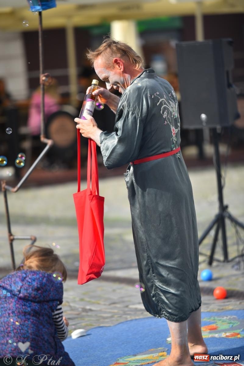 Zdjęcie w galerii na portalu naszraciborz.pl: Pozor, už nemôžem - spektakl na raciborskim Rynku [FOTO i WIDEO] wiadomości z regionu