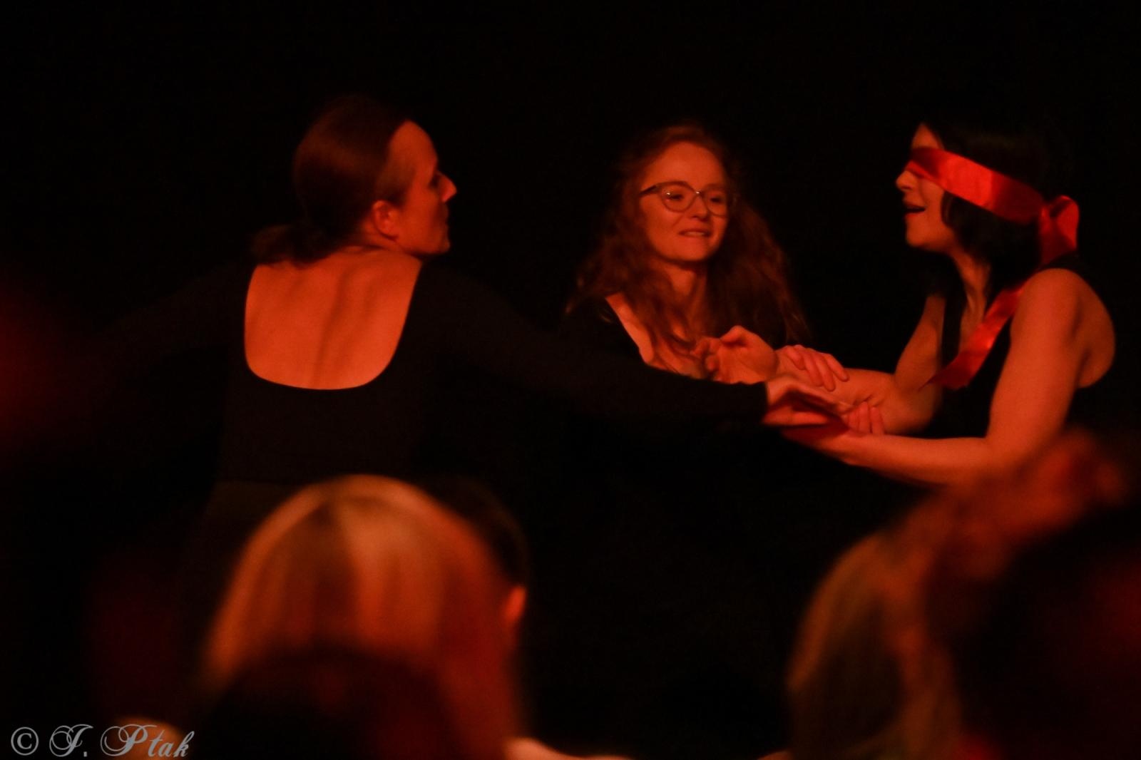 Zdjęcie w galerii na portalu naszraciborz.pl: Kolektyw Artystyczny z Raciborza na deskach Strzechy [FOTO] wiadomości z regionu