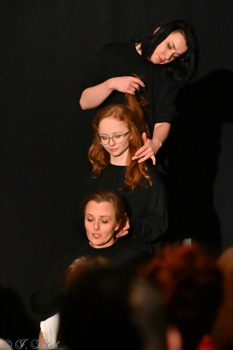 Zdjęcie w galerii na portalu naszraciborz.pl: Kolektyw Artystyczny z Raciborza na deskach Strzechy [FOTO] wiadomości z regionu