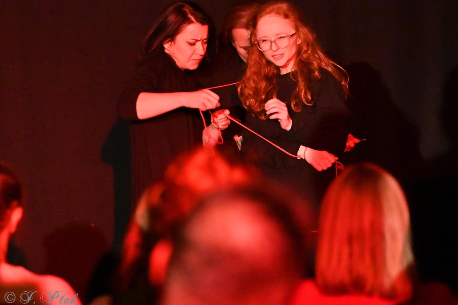 Zdjęcie w galerii na portalu naszraciborz.pl: Kolektyw Artystyczny z Raciborza na deskach Strzechy [FOTO] wiadomości z regionu