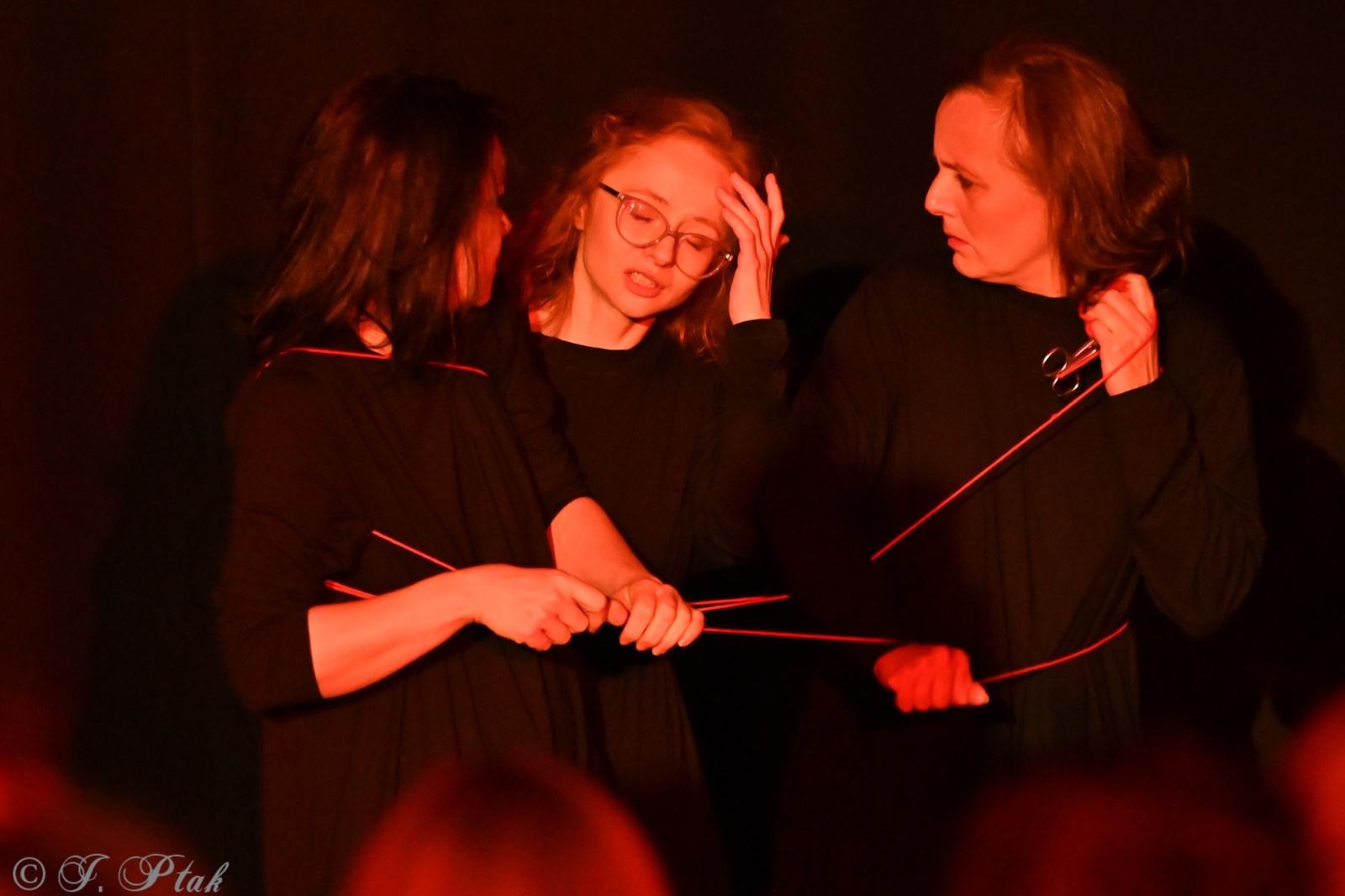 Zdjęcie w galerii na portalu naszraciborz.pl: Kolektyw Artystyczny z Raciborza na deskach Strzechy [FOTO] wiadomości z regionu