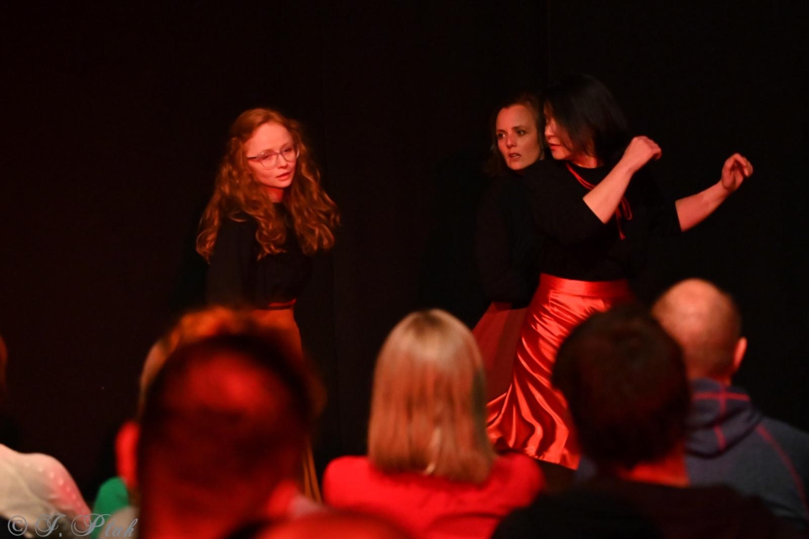 Zdjęcie w galerii na portalu naszraciborz.pl: Kolektyw Artystyczny z Raciborza na deskach Strzechy [FOTO] wiadomości z regionu