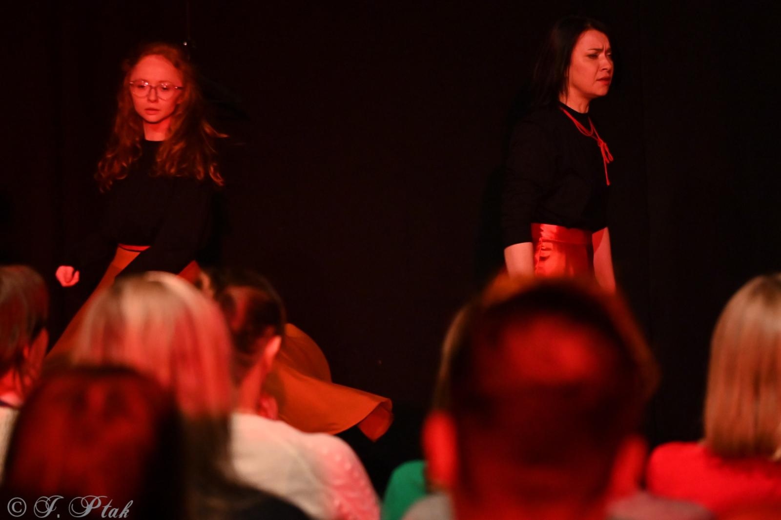 Zdjęcie w galerii na portalu naszraciborz.pl: Kolektyw Artystyczny z Raciborza na deskach Strzechy [FOTO] wiadomości z regionu