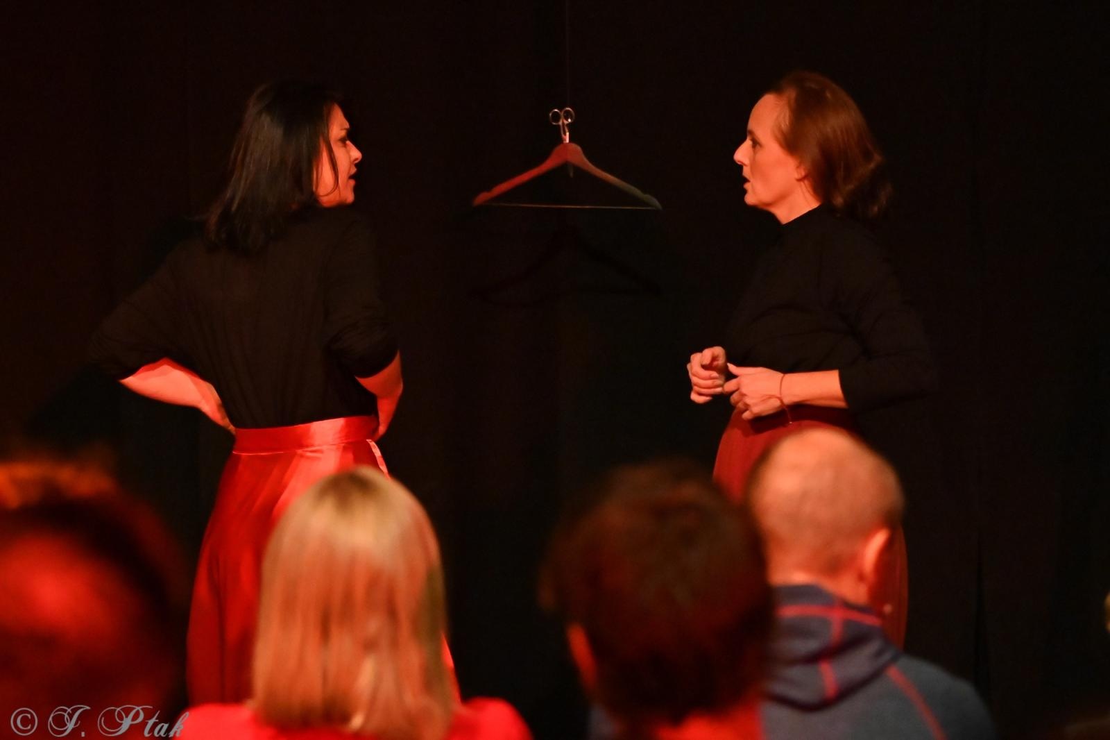 Zdjęcie w galerii na portalu naszraciborz.pl: Kolektyw Artystyczny z Raciborza na deskach Strzechy [FOTO] wiadomości z regionu