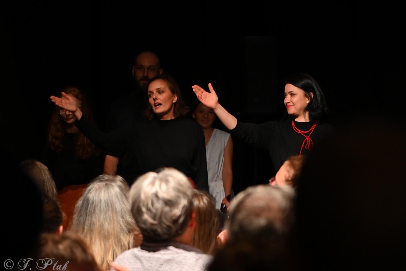 Zdjęcie w galerii na portalu naszraciborz.pl: Kolektyw Artystyczny z Raciborza na deskach Strzechy [FOTO] wiadomości z regionu