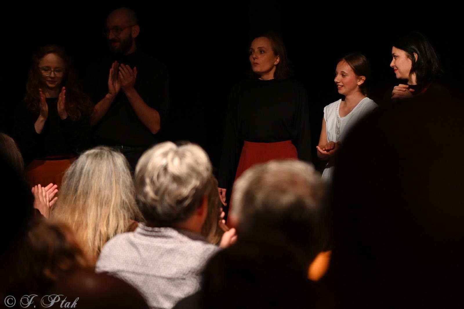 Zdjęcie w galerii na portalu naszraciborz.pl: Kolektyw Artystyczny z Raciborza na deskach Strzechy [FOTO] wiadomości z regionu
