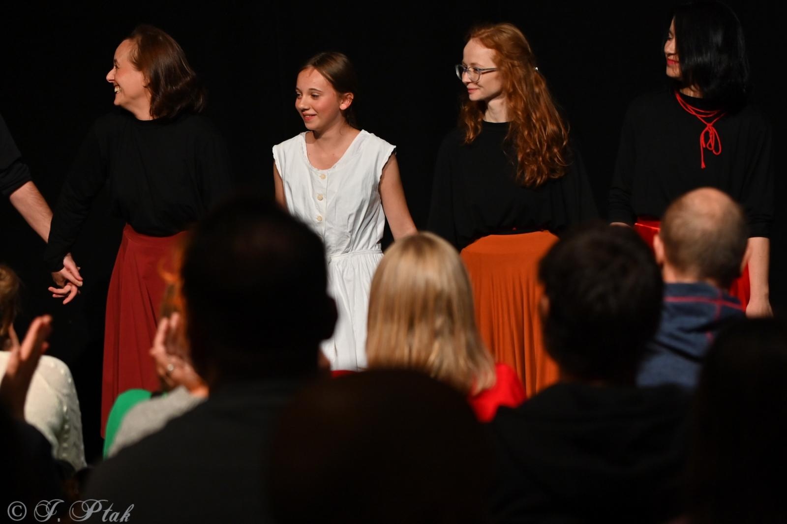 Zdjęcie w galerii na portalu naszraciborz.pl: Kolektyw Artystyczny z Raciborza na deskach Strzechy [FOTO] wiadomości z regionu