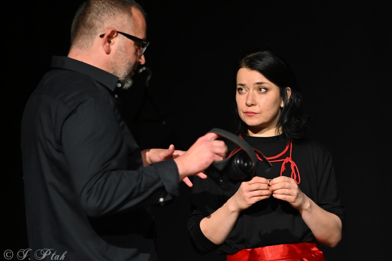 Zdjęcie w galerii na portalu naszraciborz.pl: Kolektyw Artystyczny z Raciborza na deskach Strzechy [FOTO] wiadomości z regionu