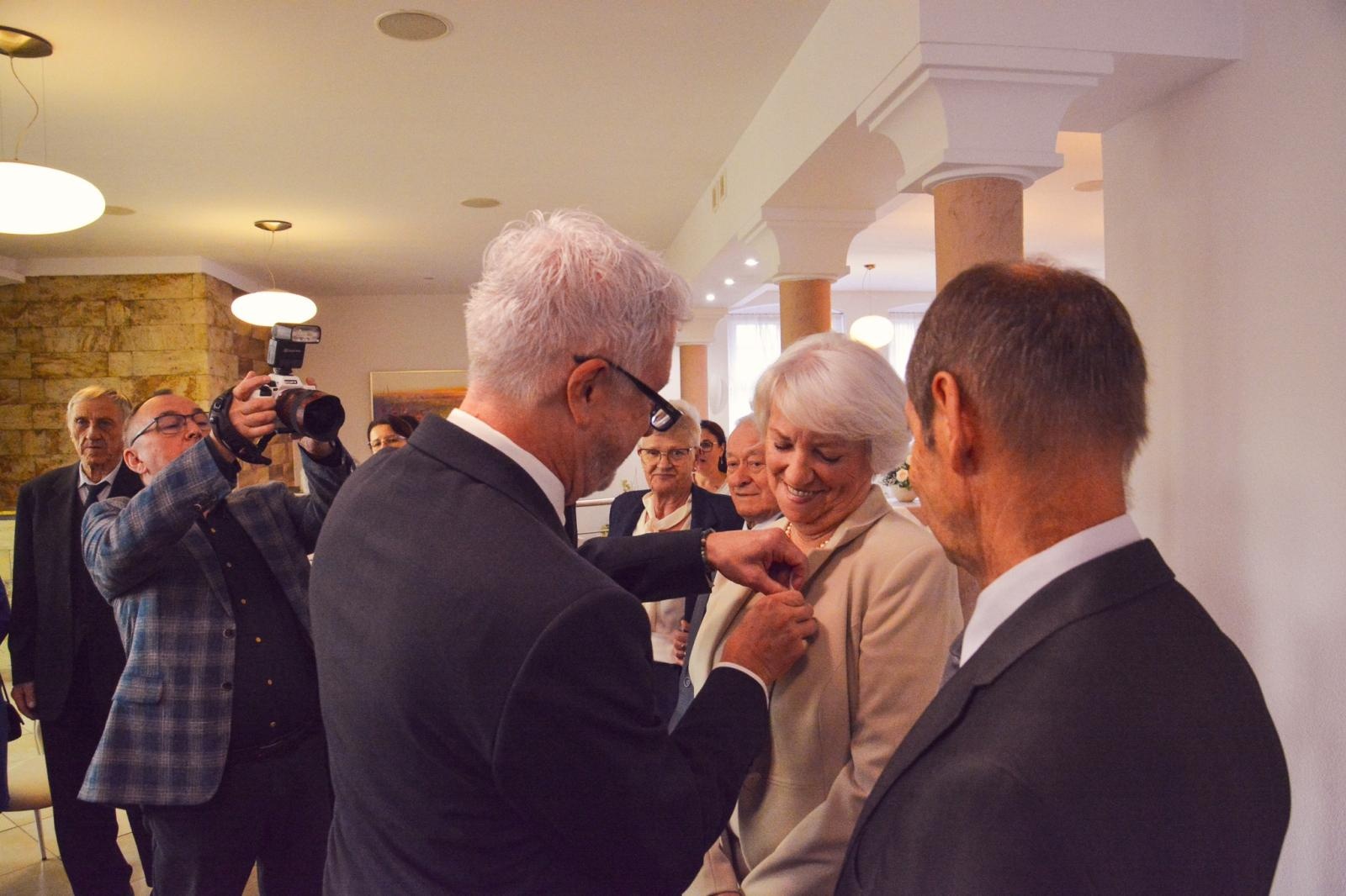 Zdjęcie w galerii na portalu naszraciborz.pl: Złote Gody w USC. Prezydent Raciborza wręczył medale za Długoletnie Pożycie Małżeńskie wiadomości z regionu