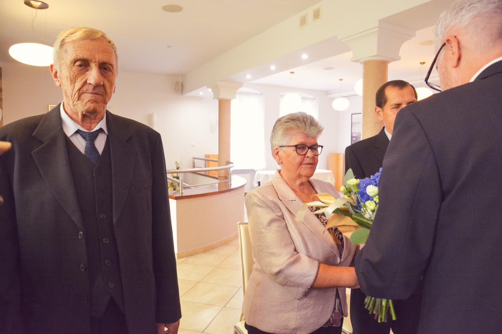 Zdjęcie w galerii na portalu naszraciborz.pl: Złote Gody w USC. Prezydent Raciborza wręczył medale za Długoletnie Pożycie Małżeńskie wiadomości z regionu