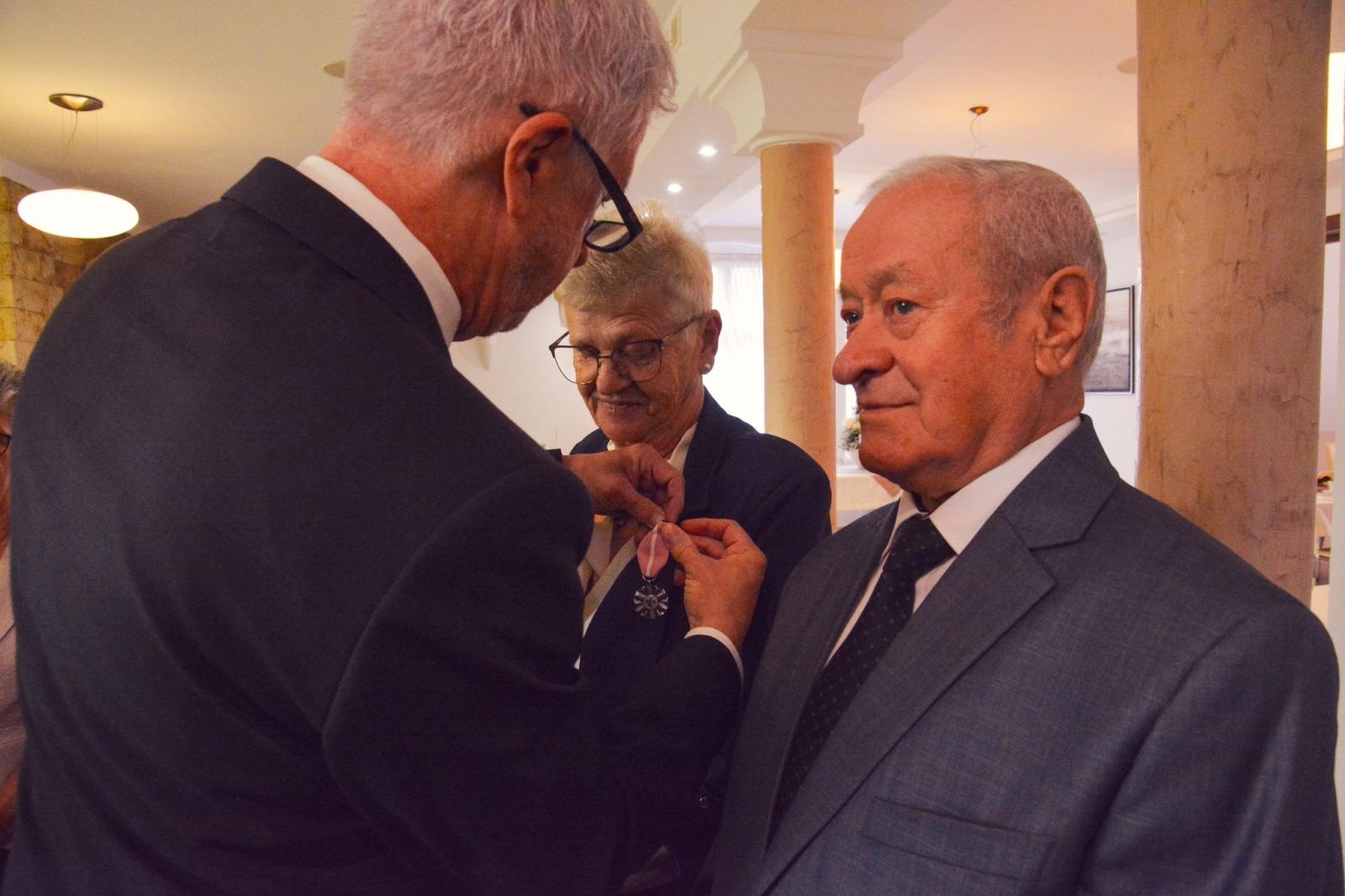 Zdjęcie w galerii na portalu naszraciborz.pl: Złote Gody w USC. Prezydent Raciborza wręczył medale za Długoletnie Pożycie Małżeńskie wiadomości z regionu