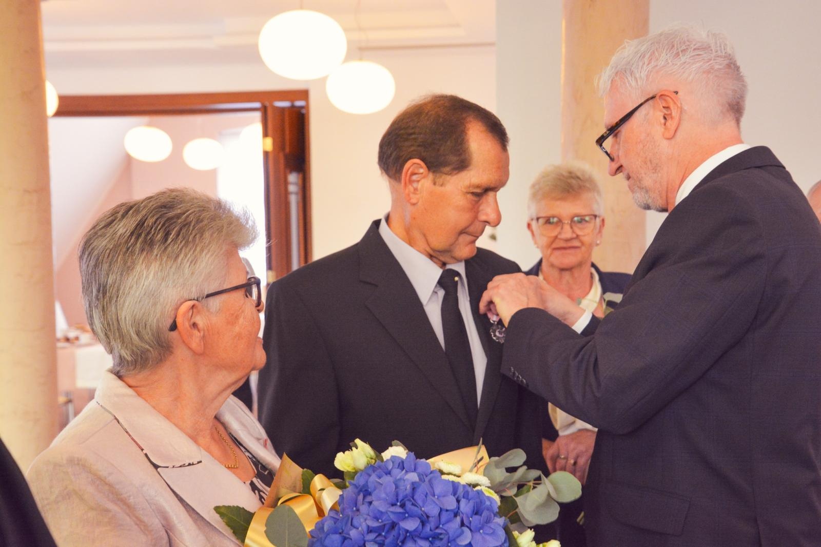 Zdjęcie w galerii na portalu naszraciborz.pl: Złote Gody w USC. Prezydent Raciborza wręczył medale za Długoletnie Pożycie Małżeńskie wiadomości z regionu