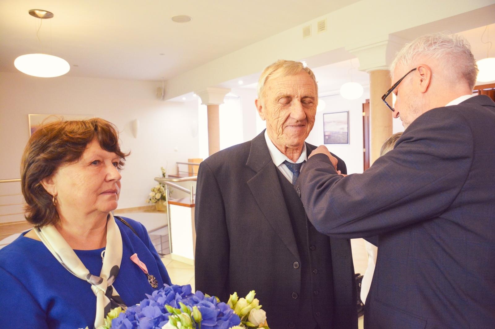 Zdjęcie w galerii na portalu naszraciborz.pl: Złote Gody w USC. Prezydent Raciborza wręczył medale za Długoletnie Pożycie Małżeńskie wiadomości z regionu