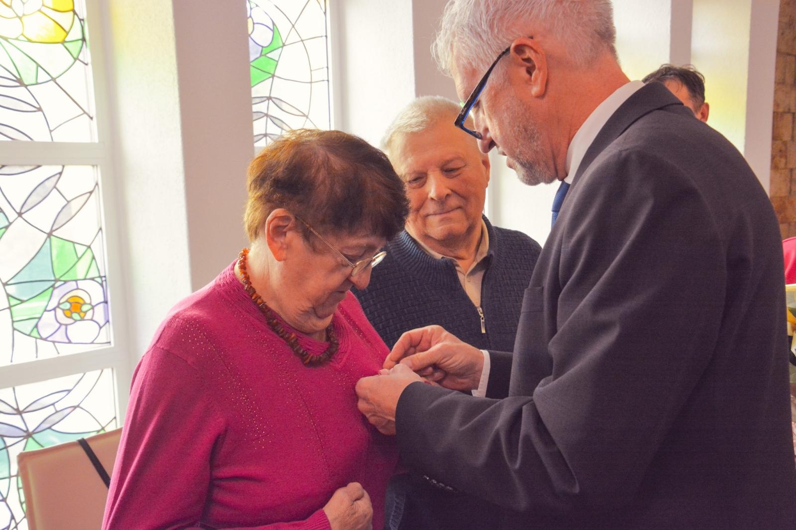Zdjęcie w galerii na portalu naszraciborz.pl: Złote Gody w USC. Prezydent Raciborza wręczył medale za Długoletnie Pożycie Małżeńskie wiadomości z regionu