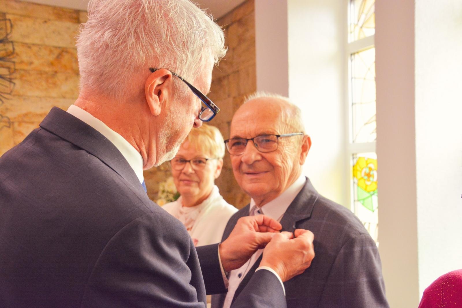 Zdjęcie w galerii na portalu naszraciborz.pl: Złote Gody w USC. Prezydent Raciborza wręczył medale za Długoletnie Pożycie Małżeńskie wiadomości z regionu