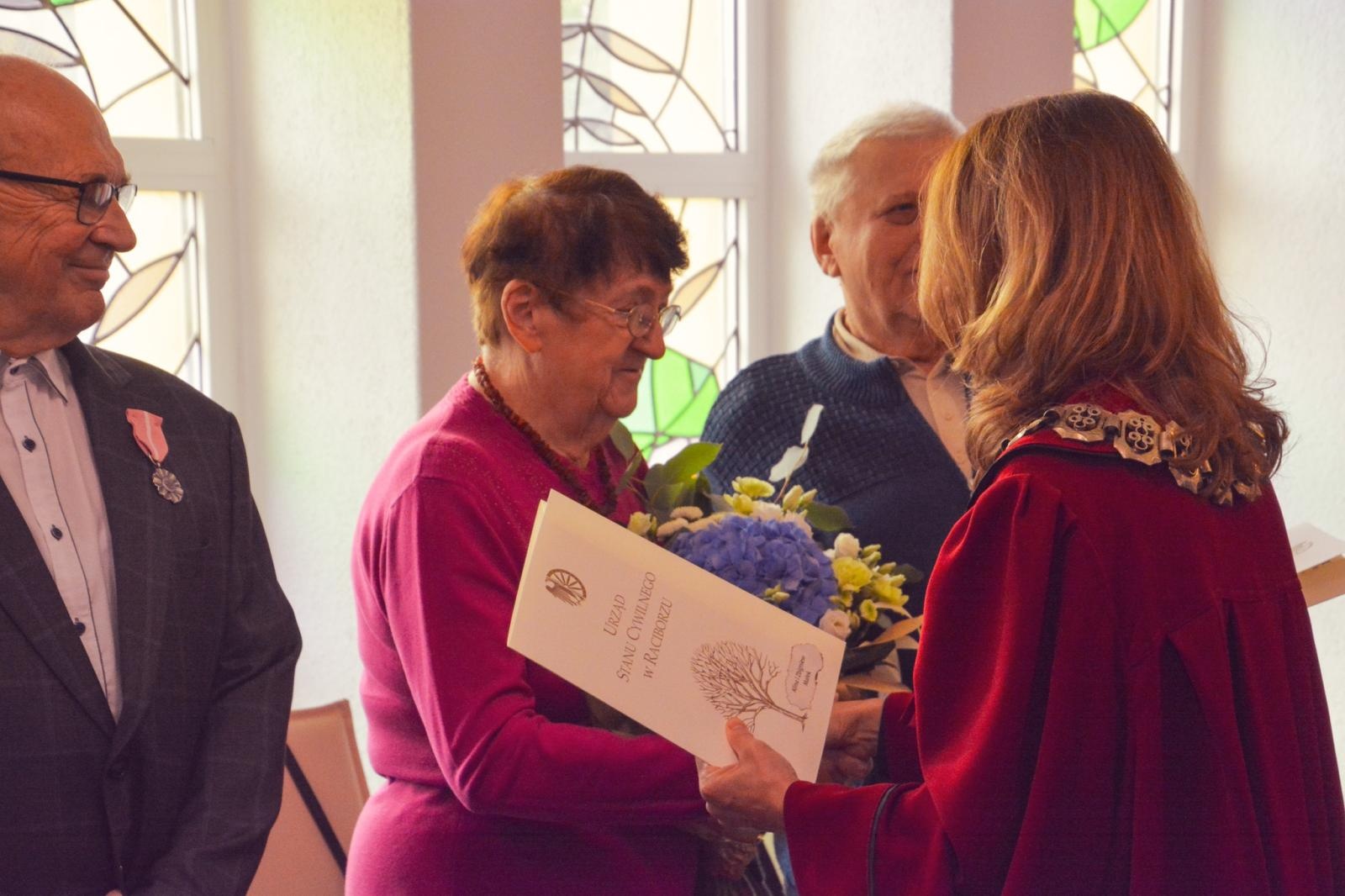 Zdjęcie w galerii na portalu naszraciborz.pl: Złote Gody w USC. Prezydent Raciborza wręczył medale za Długoletnie Pożycie Małżeńskie wiadomości z regionu