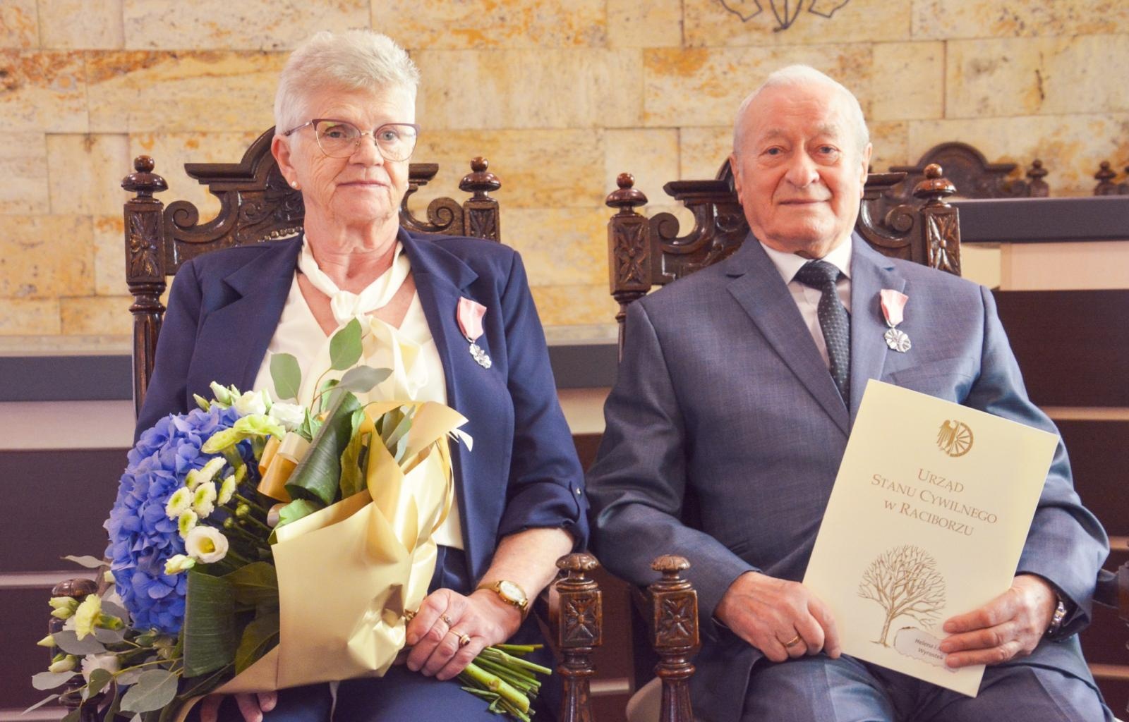 Zdjęcie w galerii na portalu naszraciborz.pl: Złote Gody w USC. Prezydent Raciborza wręczył medale za Długoletnie Pożycie Małżeńskie wiadomości z regionu