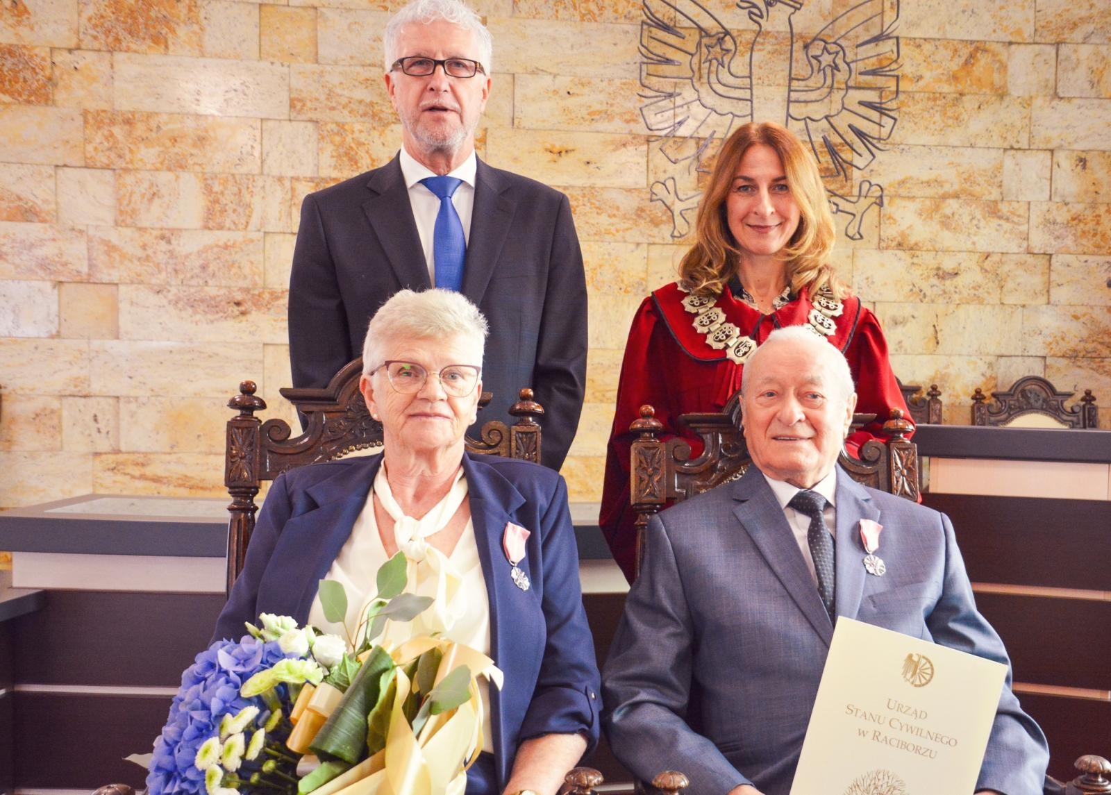 Zdjęcie w galerii na portalu naszraciborz.pl: Złote Gody w USC. Prezydent Raciborza wręczył medale za Długoletnie Pożycie Małżeńskie wiadomości z regionu
