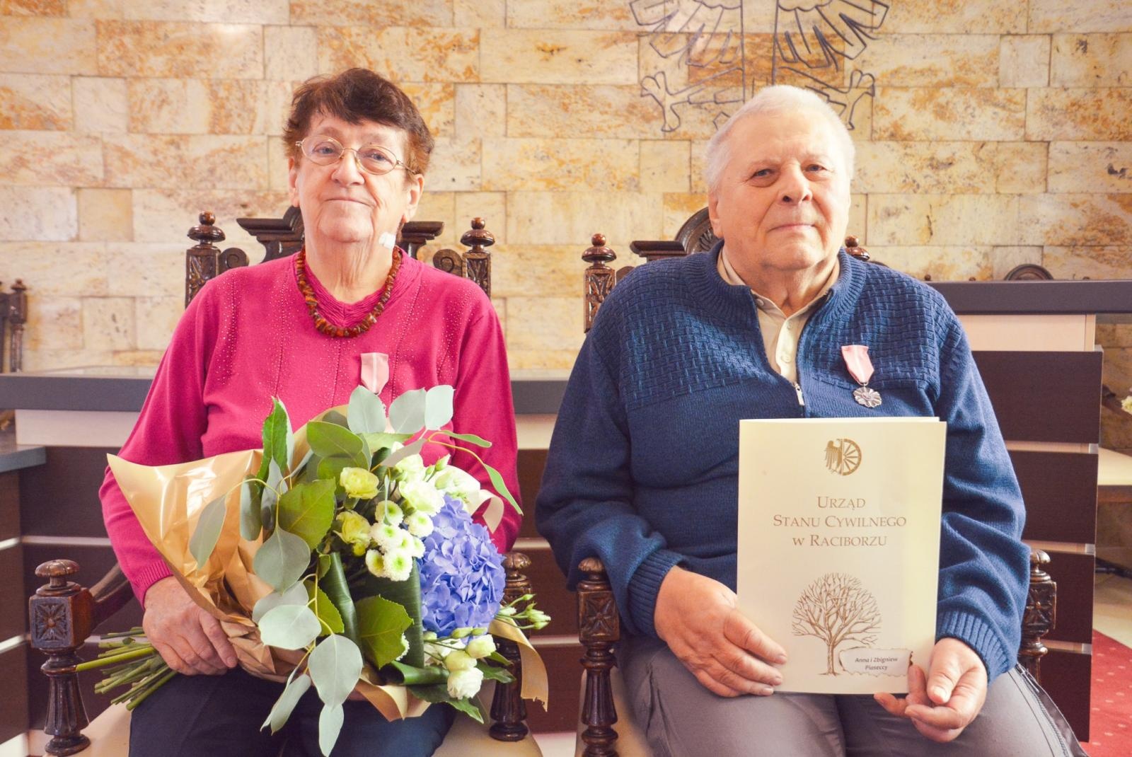 Zdjęcie w galerii na portalu naszraciborz.pl: Złote Gody w USC. Prezydent Raciborza wręczył medale za Długoletnie Pożycie Małżeńskie wiadomości z regionu