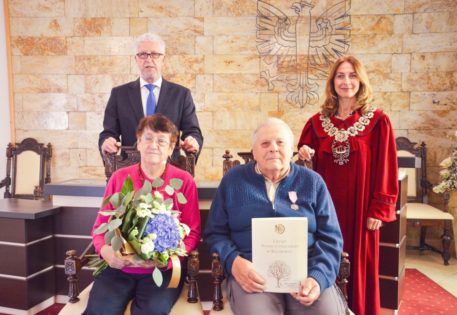 Zdjęcie w galerii na portalu naszraciborz.pl: Złote Gody w USC. Prezydent Raciborza wręczył medale za Długoletnie Pożycie Małżeńskie wiadomości z regionu