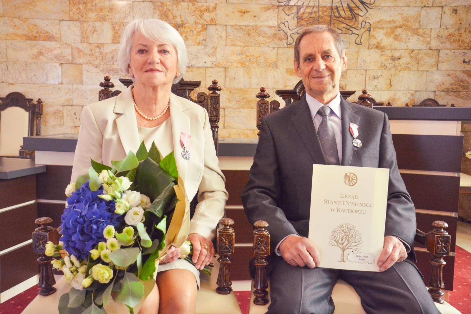 Zdjęcie w galerii na portalu naszraciborz.pl: Złote Gody w USC. Prezydent Raciborza wręczył medale za Długoletnie Pożycie Małżeńskie wiadomości z regionu
