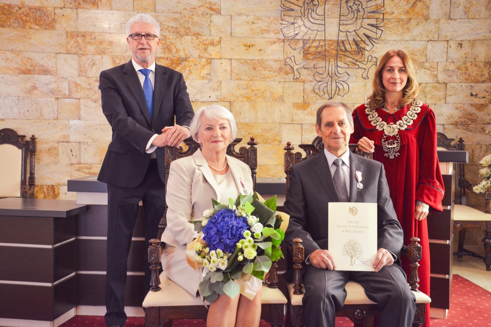 Zdjęcie w galerii na portalu naszraciborz.pl: Złote Gody w USC. Prezydent Raciborza wręczył medale za Długoletnie Pożycie Małżeńskie wiadomości z regionu