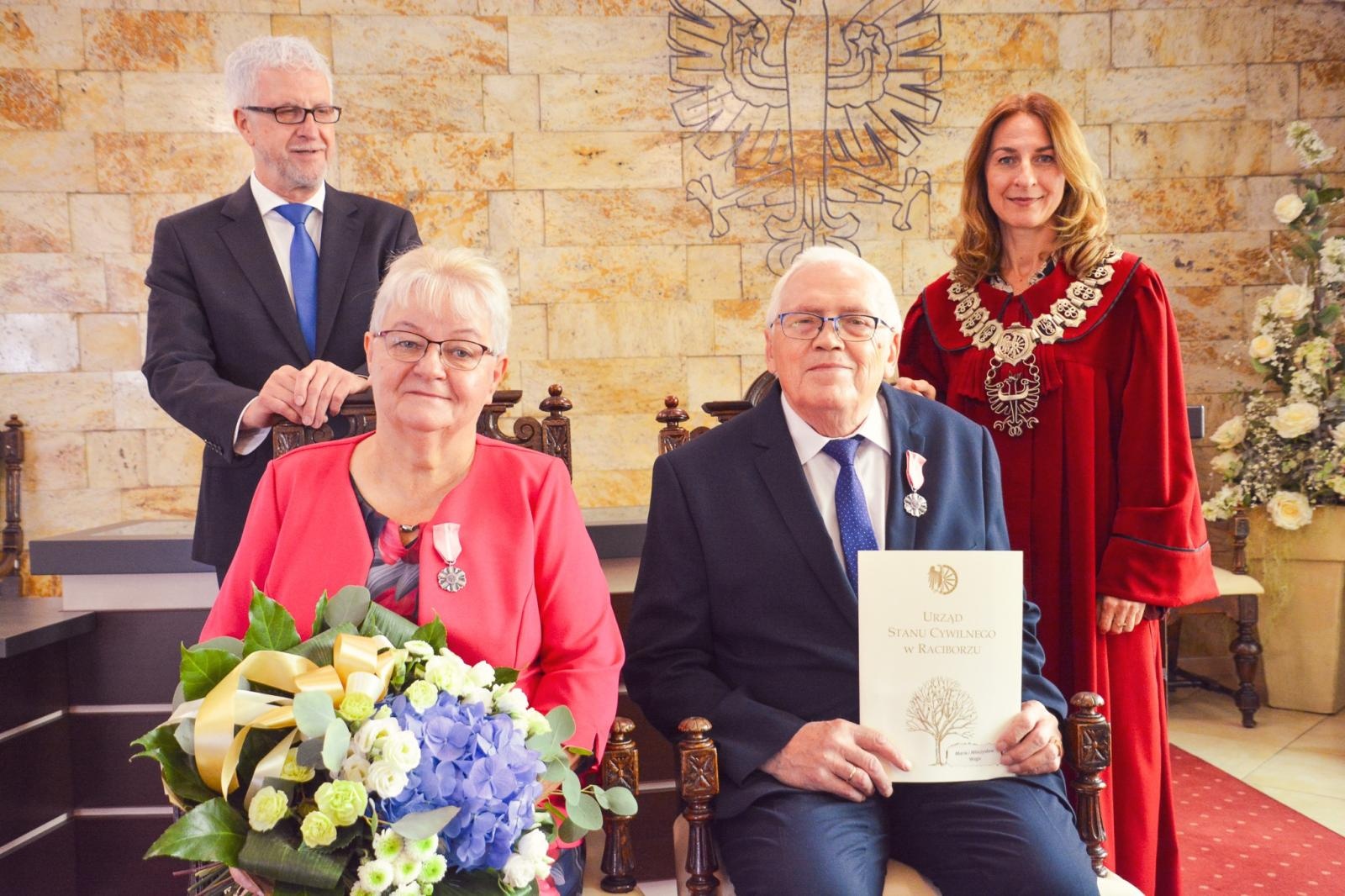 Zdjęcie w galerii na portalu naszraciborz.pl: Złote Gody w USC. Prezydent Raciborza wręczył medale za Długoletnie Pożycie Małżeńskie wiadomości z regionu