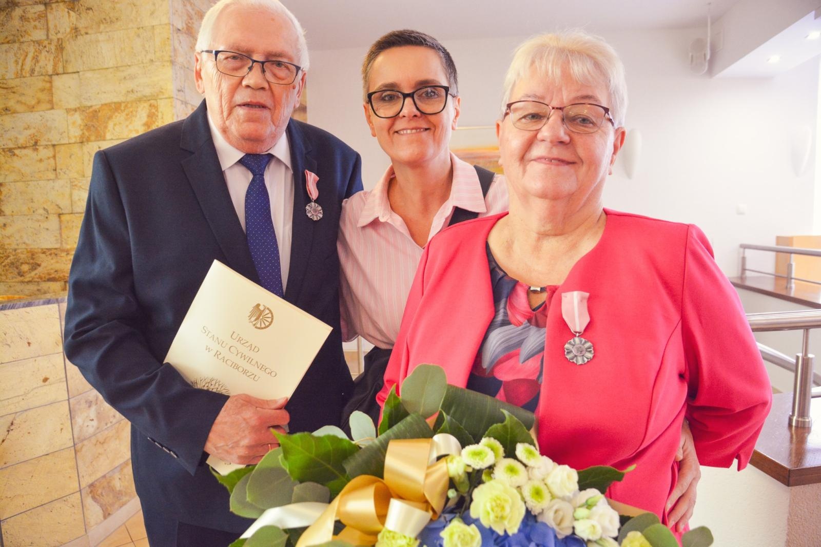 Zdjęcie w galerii na portalu naszraciborz.pl: Złote Gody w USC. Prezydent Raciborza wręczył medale za Długoletnie Pożycie Małżeńskie wiadomości z regionu