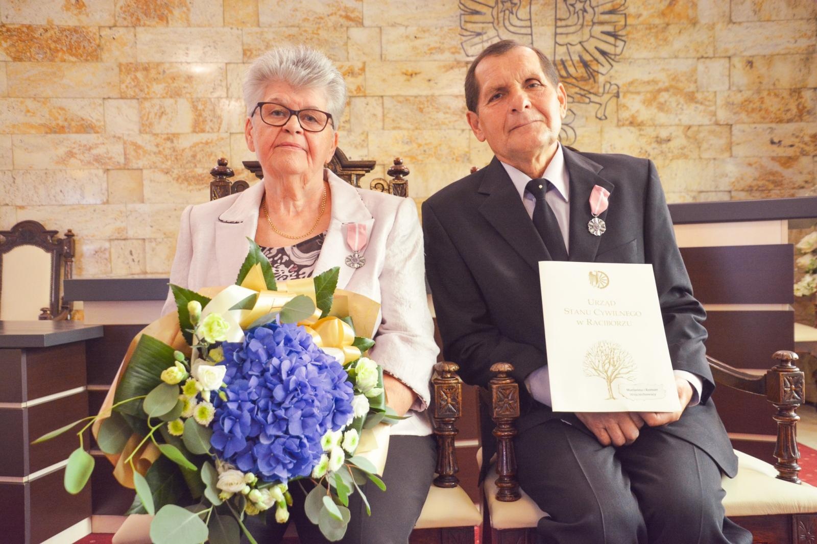 Zdjęcie w galerii na portalu naszraciborz.pl: Złote Gody w USC. Prezydent Raciborza wręczył medale za Długoletnie Pożycie Małżeńskie wiadomości z regionu