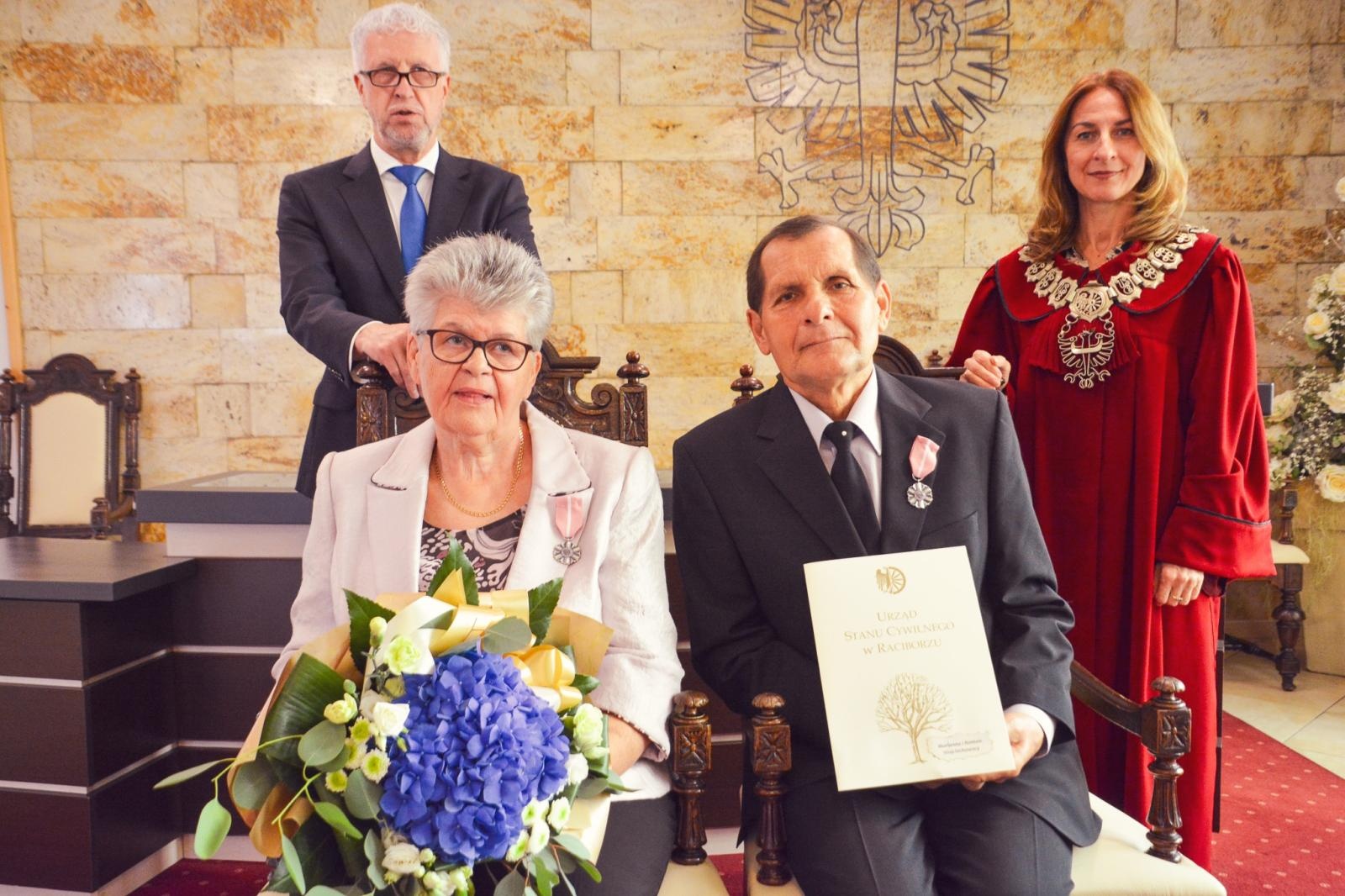 Zdjęcie w galerii na portalu naszraciborz.pl: Złote Gody w USC. Prezydent Raciborza wręczył medale za Długoletnie Pożycie Małżeńskie wiadomości z regionu