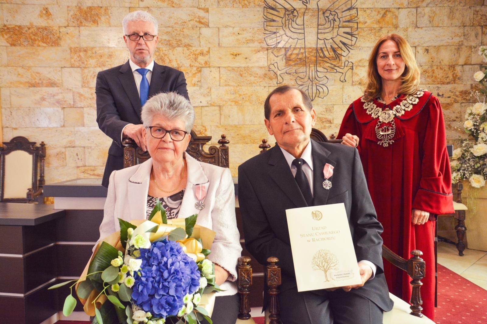 Zdjęcie w galerii na portalu naszraciborz.pl: Złote Gody w USC. Prezydent Raciborza wręczył medale za Długoletnie Pożycie Małżeńskie wiadomości z regionu