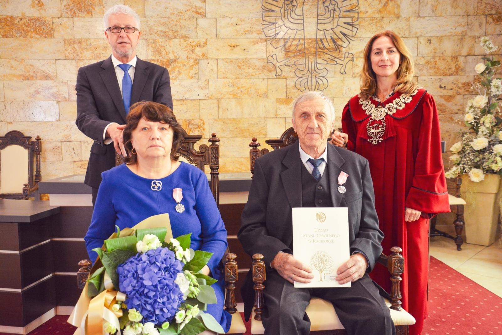 Zdjęcie w galerii na portalu naszraciborz.pl: Złote Gody w USC. Prezydent Raciborza wręczył medale za Długoletnie Pożycie Małżeńskie wiadomości z regionu
