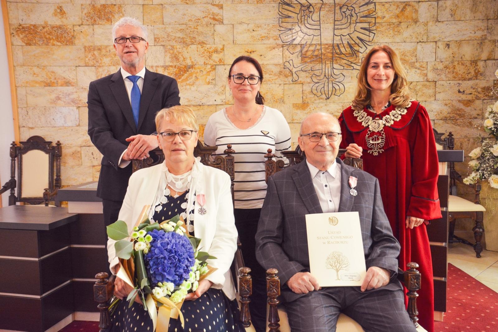 Zdjęcie w galerii na portalu naszraciborz.pl: Złote Gody w USC. Prezydent Raciborza wręczył medale za Długoletnie Pożycie Małżeńskie wiadomości z regionu