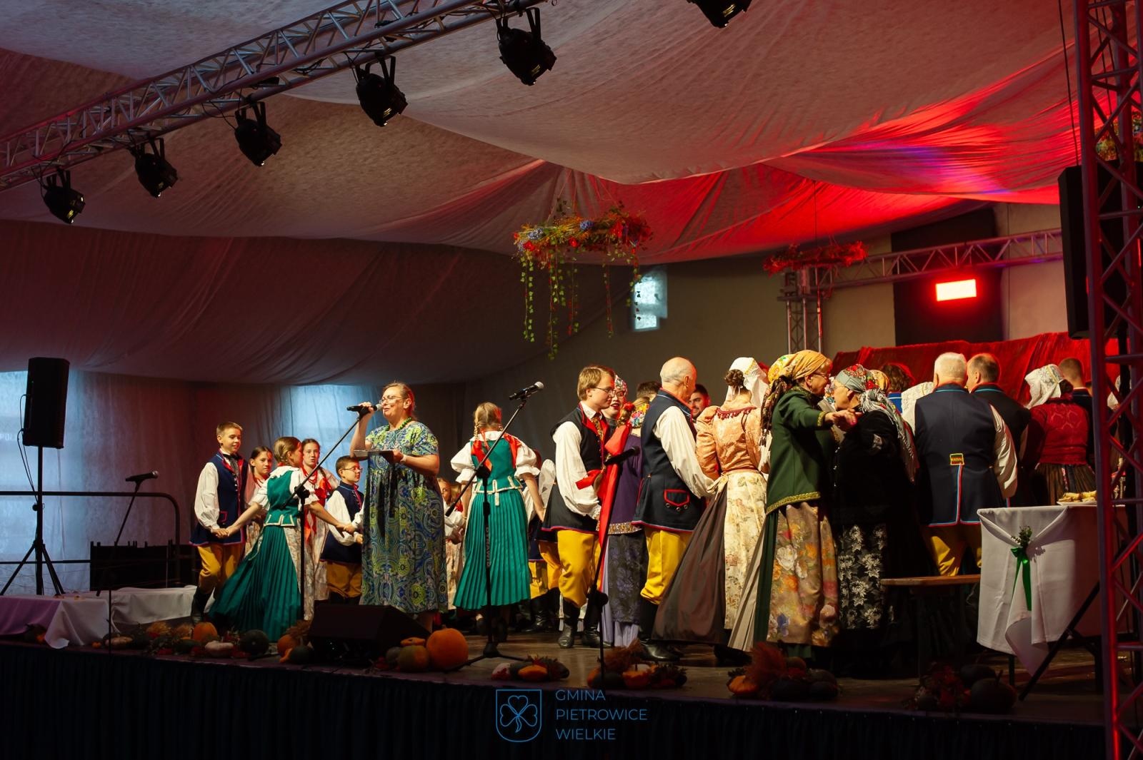 Zdjęcie w galerii na portalu naszraciborz.pl: Wesele śląskie w Pietrowicach Wielkich zachwyciło publiczność wiadomości z regionu