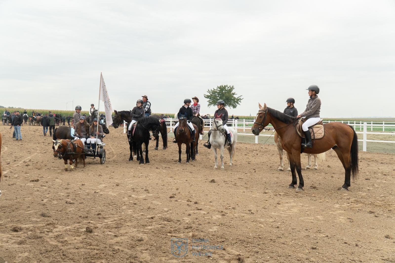 Zdjęcie w galerii na portalu naszraciborz.pl: Hubertus w Żerdzinach – relacja na bis z wydarzenia jeździeckiego i nowej atrakcji dla miłośników tradycji wiadomości z regionu