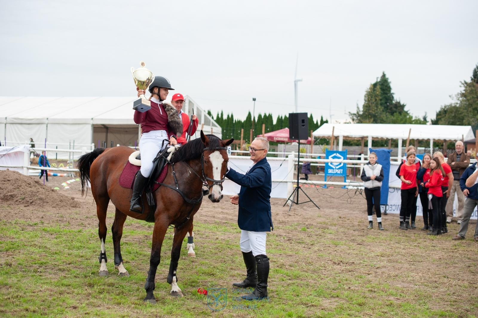 Zdjęcie w galerii na portalu naszraciborz.pl: Hubertus w Żerdzinach – relacja na bis z wydarzenia jeździeckiego i nowej atrakcji dla miłośników tradycji wiadomości z regionu