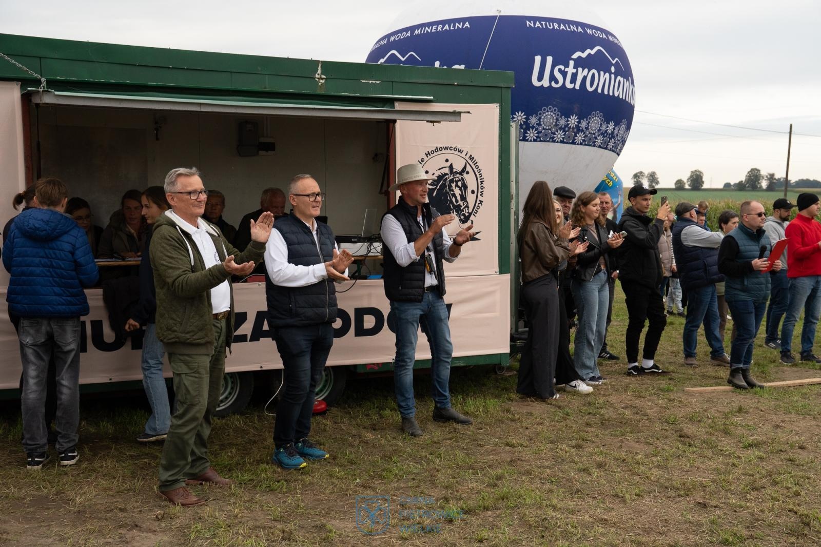 Zdjęcie w galerii na portalu naszraciborz.pl: Hubertus w Żerdzinach – relacja na bis z wydarzenia jeździeckiego i nowej atrakcji dla miłośników tradycji wiadomości z regionu